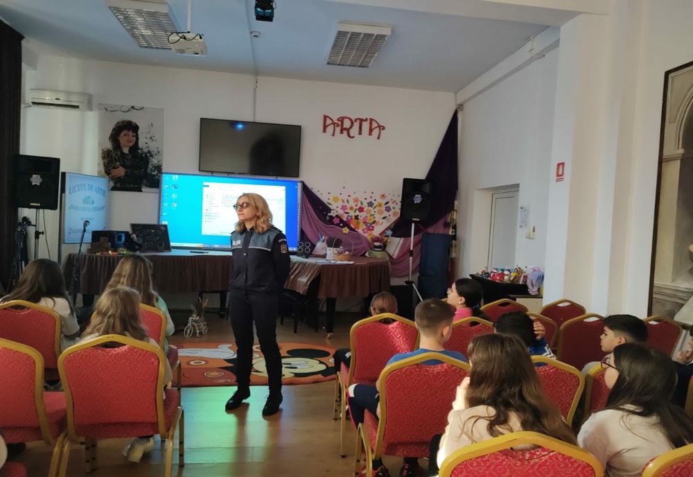 Sesiune de informare organizată de polițiștii de la Siguranţă Şcolară la Școala Gimnazială ,,George Emil Palade”.