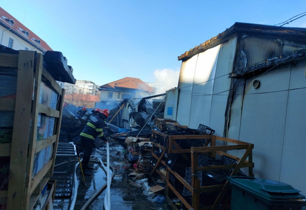 Foto+video: Incendiu în Piața Centrală din Buzău