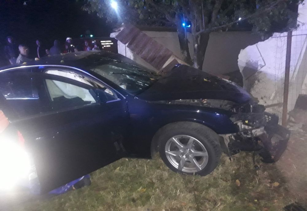 Reţinut  de poliţişti după ce a intrat cu mașina de serviciu a tatălui său în gardul unei locuințe. Tânărul era băut și nu avea permis de conducere