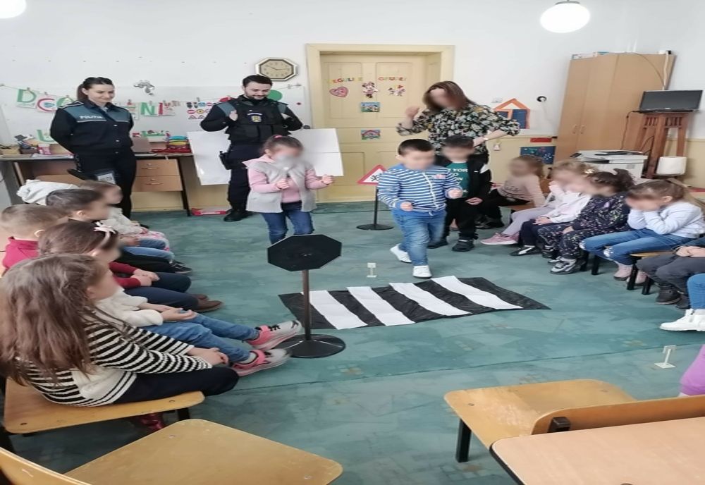 Educația rutieră timpurie îi fereşte pe bobocei de accidente rutiere