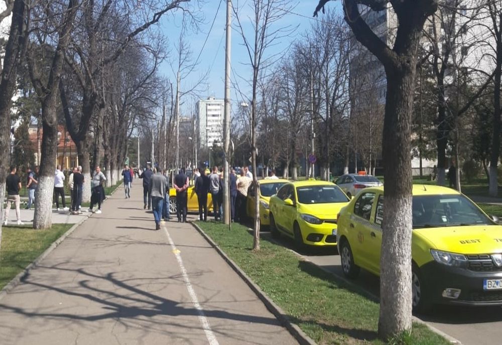 Taximetriștii din Buzău au protestat împotriva deciziei Primăriei Buzău de a desființa stațiile taxi din zonele centrale ale municipiului