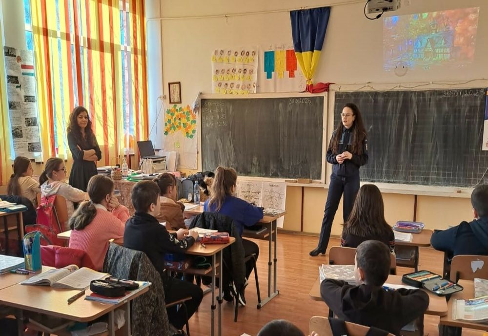Polițiștii din cadrul Biroului Siguranță Școlară au desfășurat activități la școlile gimnaziale ”George Emil Palade” și Nr. 7 din municipiul Buzău