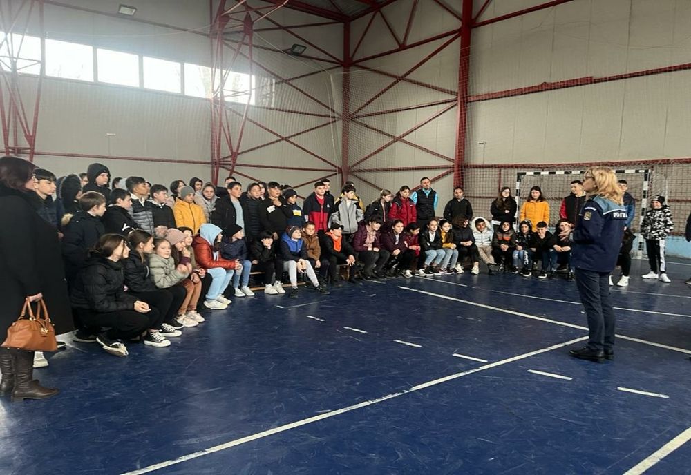 Poliţiştii buzoieni în dialog cu preşcolari şi şcolari.