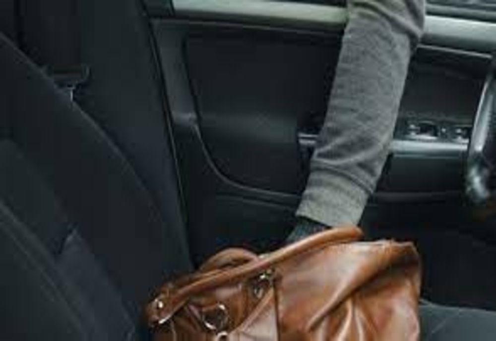 Un minor de 13 ani a intrat în curtea unei femei și a furat 300 de lei din mașina parcată în curte