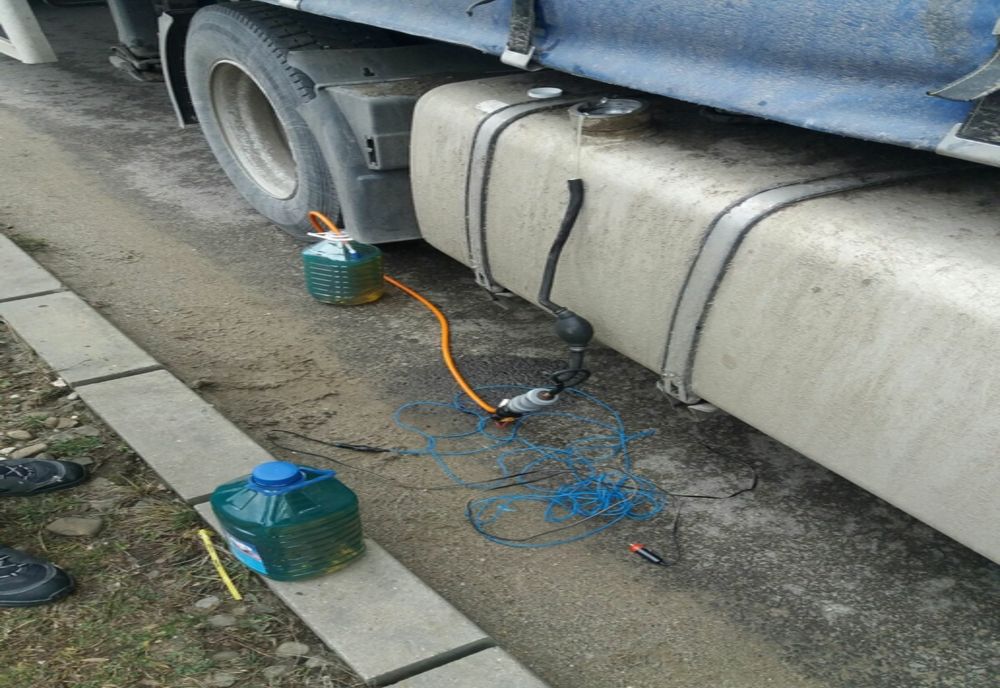 Flagrant delict – Depistați de polițiști în timp ce sustrăgeau combustibil