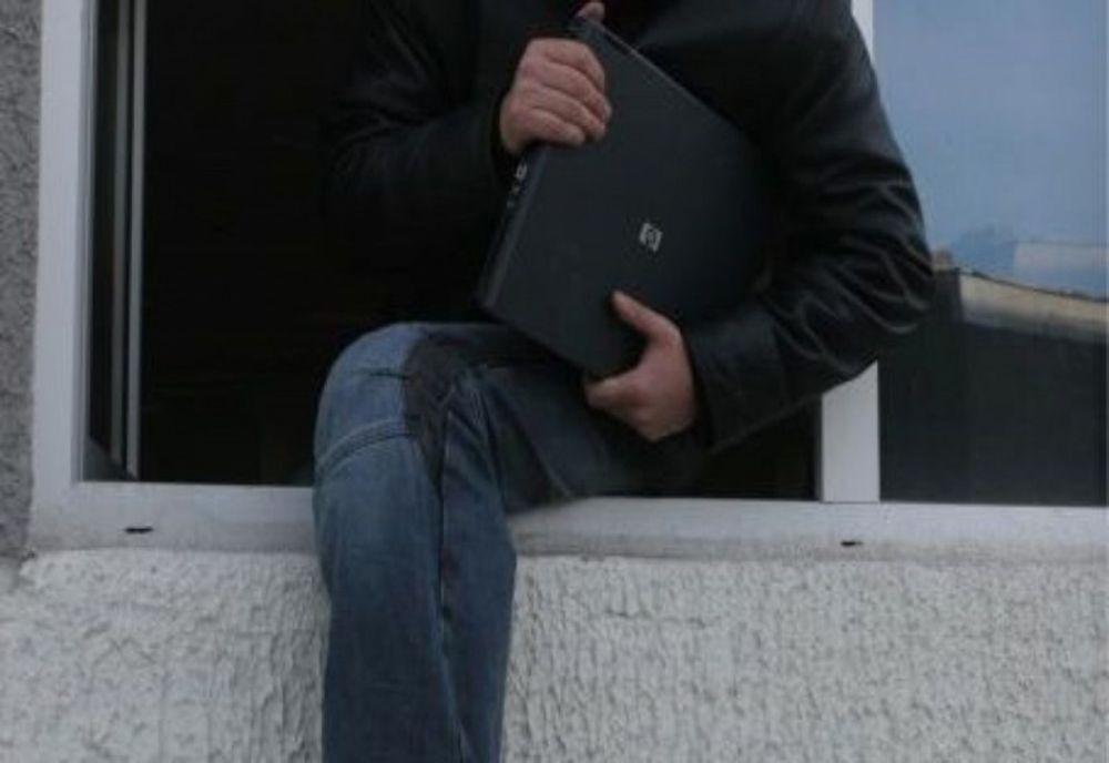 Bărbat din Smeeni reținut după ce a furat mai multe bunuri electronice din locuința unui consătean