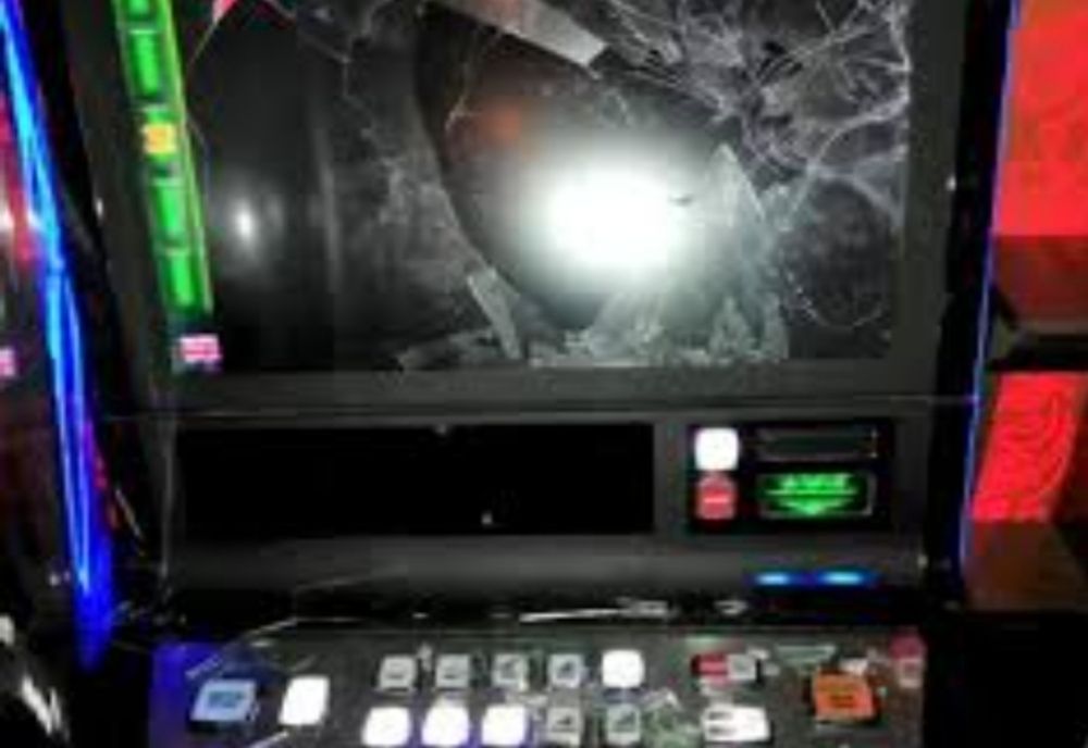 Supărat că norocul nu este de partea sa, a spart ecranul unui aparat electronic