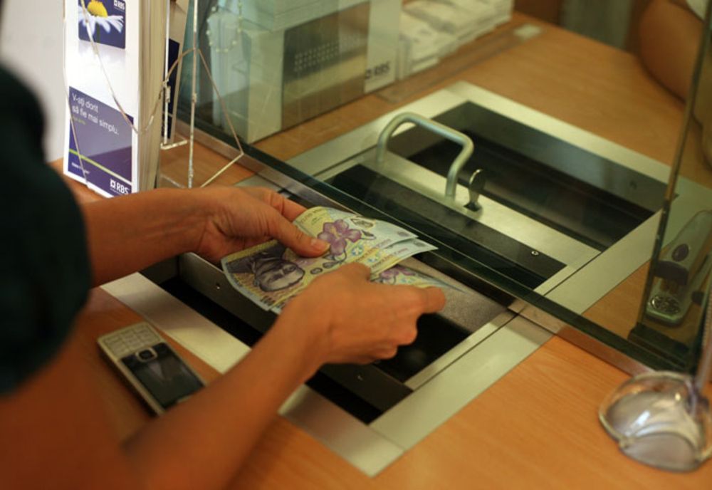 Băncile au făcut profituri istorice pe seama românilor care vor să trăiască mai bine