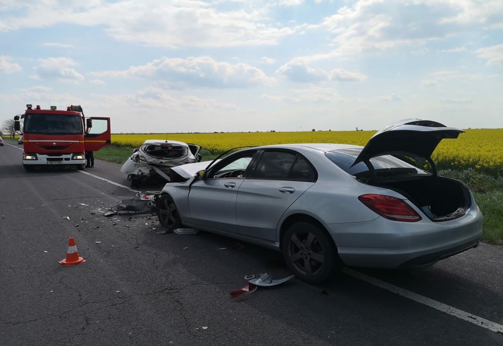 Accident pe DN2E85. Două persoane au fost rănite și transportate la spital