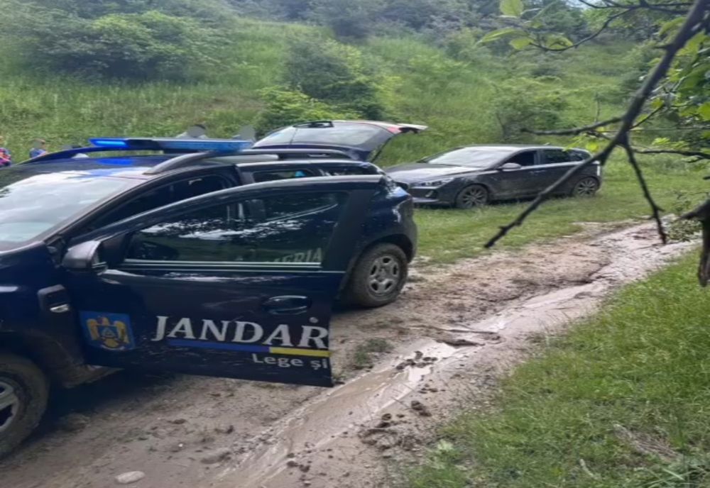 Turiști blocați în noroi, salvați de jandarmii buzoieni 