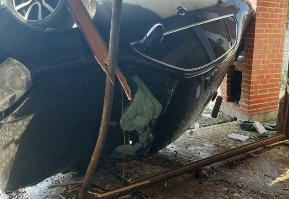 O șoferiță din Buzău s-a răsturnat cu mașina pe DN2E85 