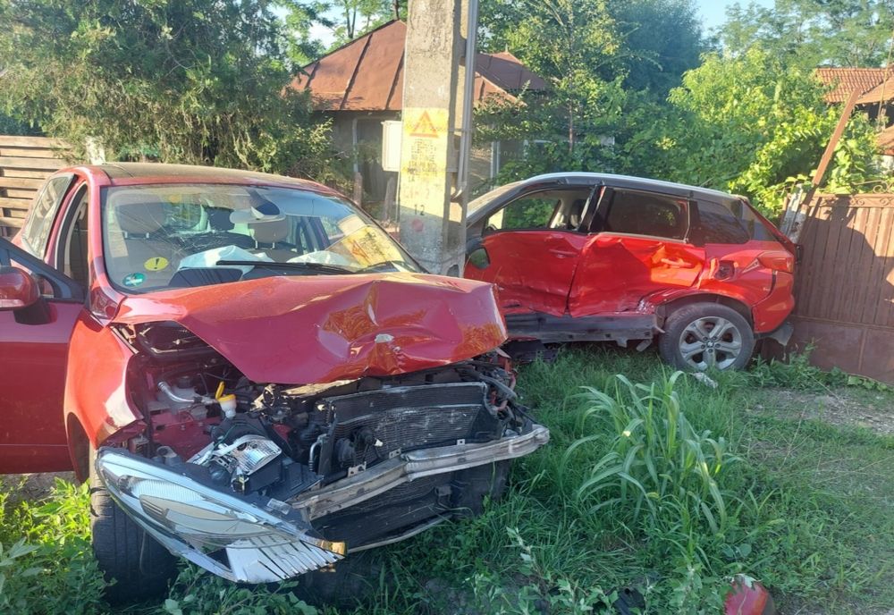 A pierdut controlul volanului și a intrat într-un autoturism staționat