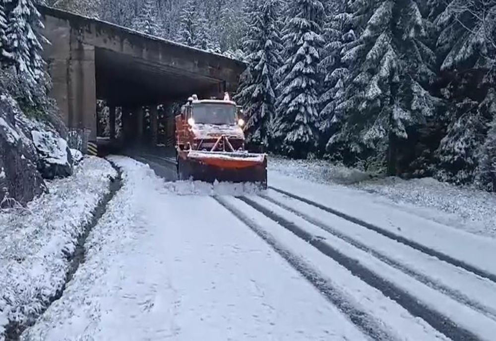 Cum să-ți pregătești mașina pentru un drum pe care ar putea fi zăpadă