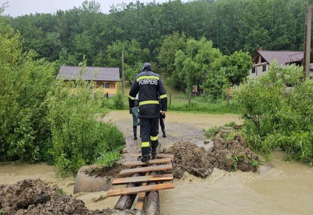 VREMEA FACE RAVAGII ÎN NORD-VESTUL ȚĂRII: STRĂZI INUNDATE ÎN BAIA MARE ȘI SATU MARE. CODURI GALBENE ȘI PORTOCALII ÎN APROAPE TOATĂ ROMÂNIA