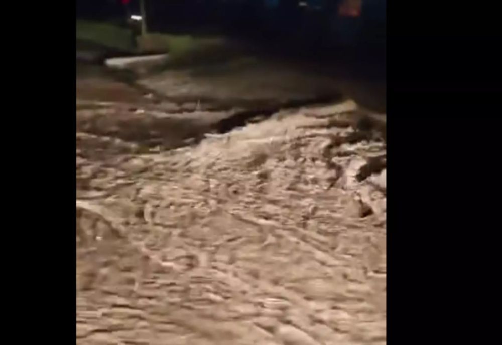 Puhoaie de apă pe E 85, județul Buzău. Traficul este îngreunat, drumarii intervin în forță - VIDEO