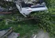 Au aterizat cu BMW-ul într-o curte