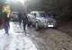 Mașină blocată în noroi, scoasă la asfalt de jandarmi
