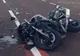 De pe motocicletă, direct sub un autoturism