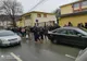 Buluceală de părinți și bunici în fața școlii nr. 11 din Buzău