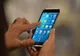 A vândut unei tinere două telefoane, replici ale unor mărci consacrate