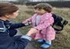 Fetiţă de 3 ani, dispărută de acasă, găsită de polițiști pe marginea unui drum din Buzău