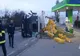 FOTO: Camion răsturnat la ieșirea din municipiul Buzău spre podul de la Mărăcineni