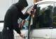Bănuit de furt din autovehicul reţinut de poliţişti