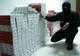 Ar fi deconectat camerele de supraveghere și ar fi sustras 200 de cartușe cu țigarete