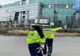 Video: Poliţiştii rutieri din cadrul Inspectoratului de Poliţie Judeţean Buzău „s-au înarmat” cu flori, mărţişoare şi felicitări