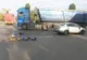 Foto: Doi tineri buzoieni aflați pe un moped răniți în urma coliziunii cu un autoturism 