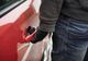 Doi tineri din Smeeni acuzați de furt dintr-un autovehicul